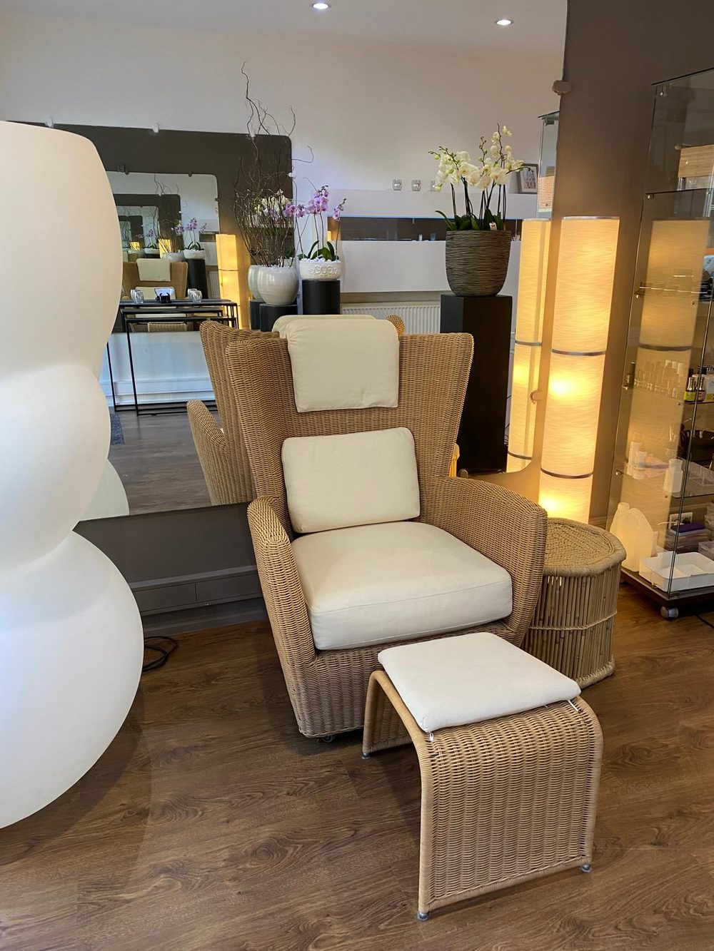 Relaxation corner at Bosen with wicker chair and gilded mirror